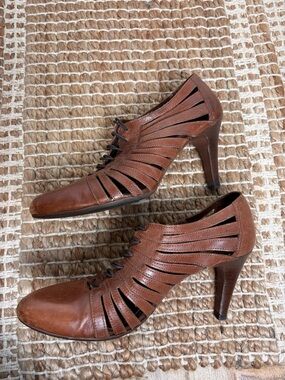 Arezzo Leather close toed rib cage heels brown 8